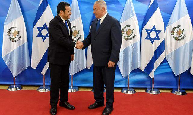 Israles Ministerpräsident Benjamin Netanjahu (re.) war erfreut über die Entscheidung Guatemalas, dessen Präsident Jimmy Morales bei der Botschaftseröffnung in Jerusalem persönlich vorbei schaute.