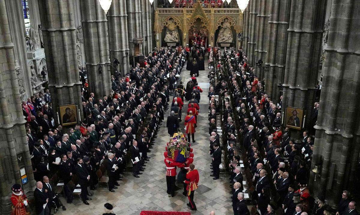 Als der Sarg in die Kirche getragen wurde, erhoben sich die etwa 2000 Trauergäste in der Kirche.