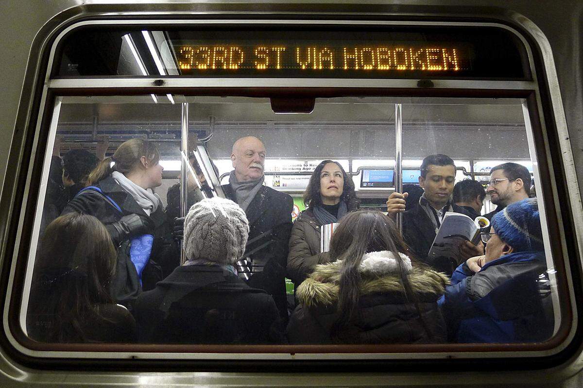 Tausende Menschen saßen bei klirrender Kälte stundenlang in Bussen, U-Bahn-Garnituren und auf Flughäfen fest.
