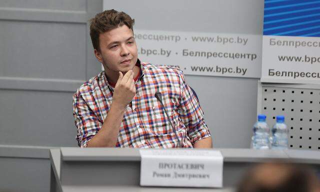 Der inhaftierte Roman Protassewitsch beteuterte vor Journalisten erneut, keine Gewalt durch das belarussische Regime erfahren zu haben.
