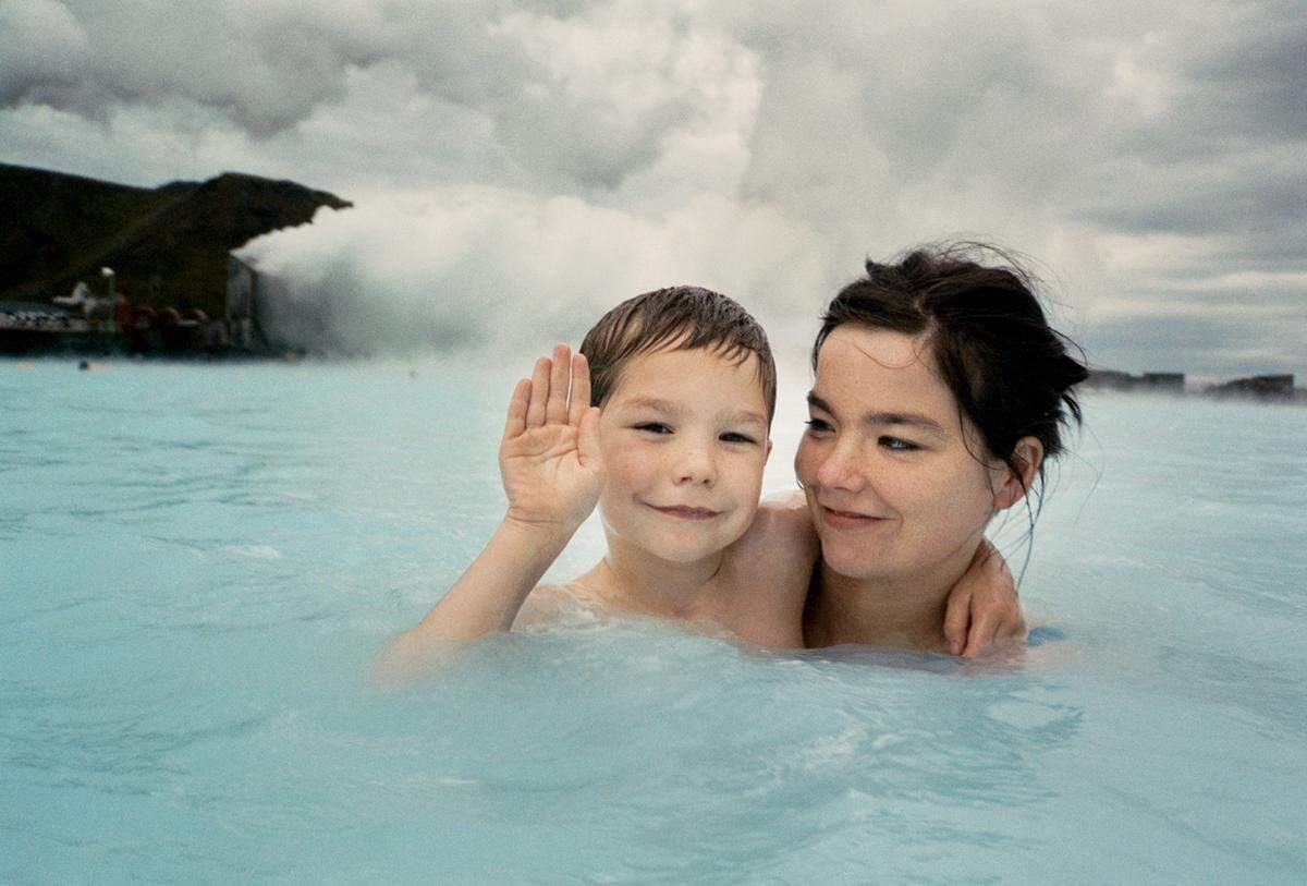 Ausgestellt werden Fotografien prominenter Persönlichkeiten wie Kate Moss, Vivienne Westwood und Björk, aber auch die neueren Bilder seiner Familie und von Landschaften.Bjork and son, Iceland 1993.