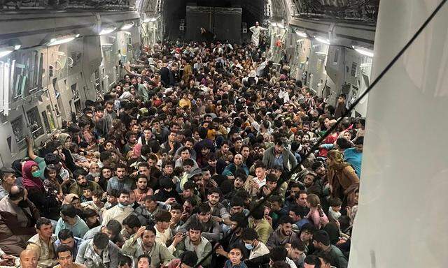 640 afghanische Zivilisten sollen in der Transportmaschine geflogen sein.
