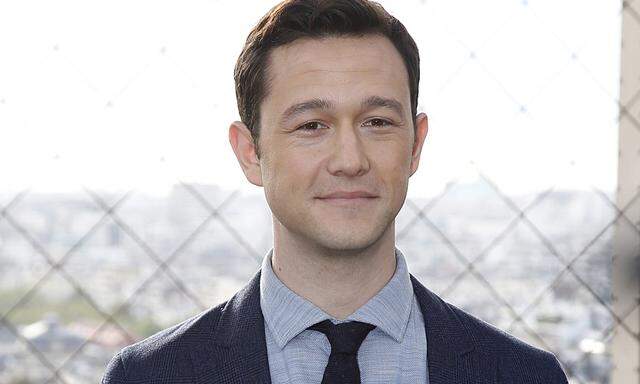 Cast member Joseph Gordon-Levitt poses during a photocall for the film ´The Walk´ at the Eiffel tower in Paris