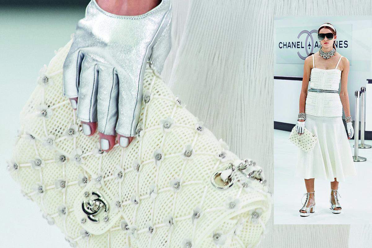 Es muss nicht immer ein Komplettlook in Weiß sein. Karl Lagerfeld zeigt es für Chanel vor und kombiniert Weiß und Silber für einen futuristischen Outfit.