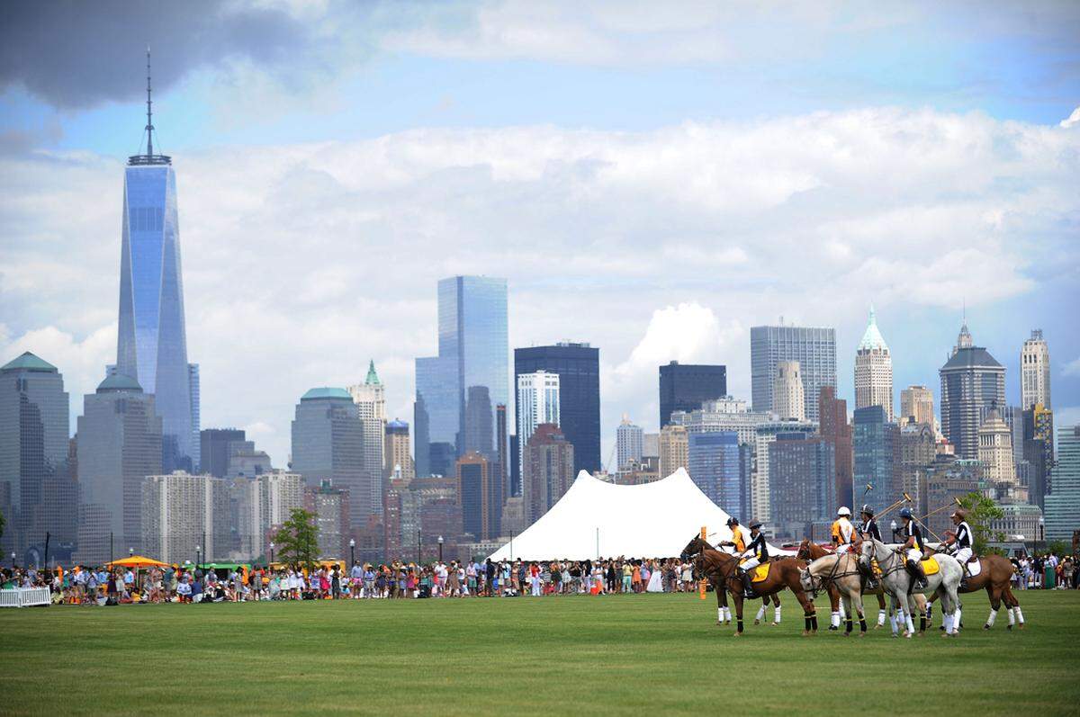 Hinter der Kulisse der New Yorker Wolkenkrater fanden bereits zum siebten Mal die Veuve Cliquot Polo Classics statt. 7000 Gästen ließen sich das nicht entgehen, darunter auch viele Promis.