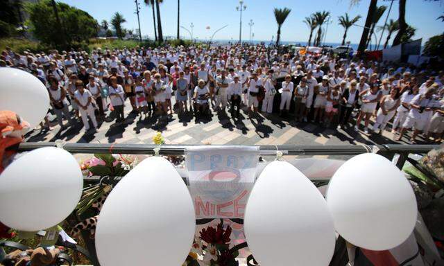 Gedenken an die Opfer des Anschlags auf der Promenade des Anglais.