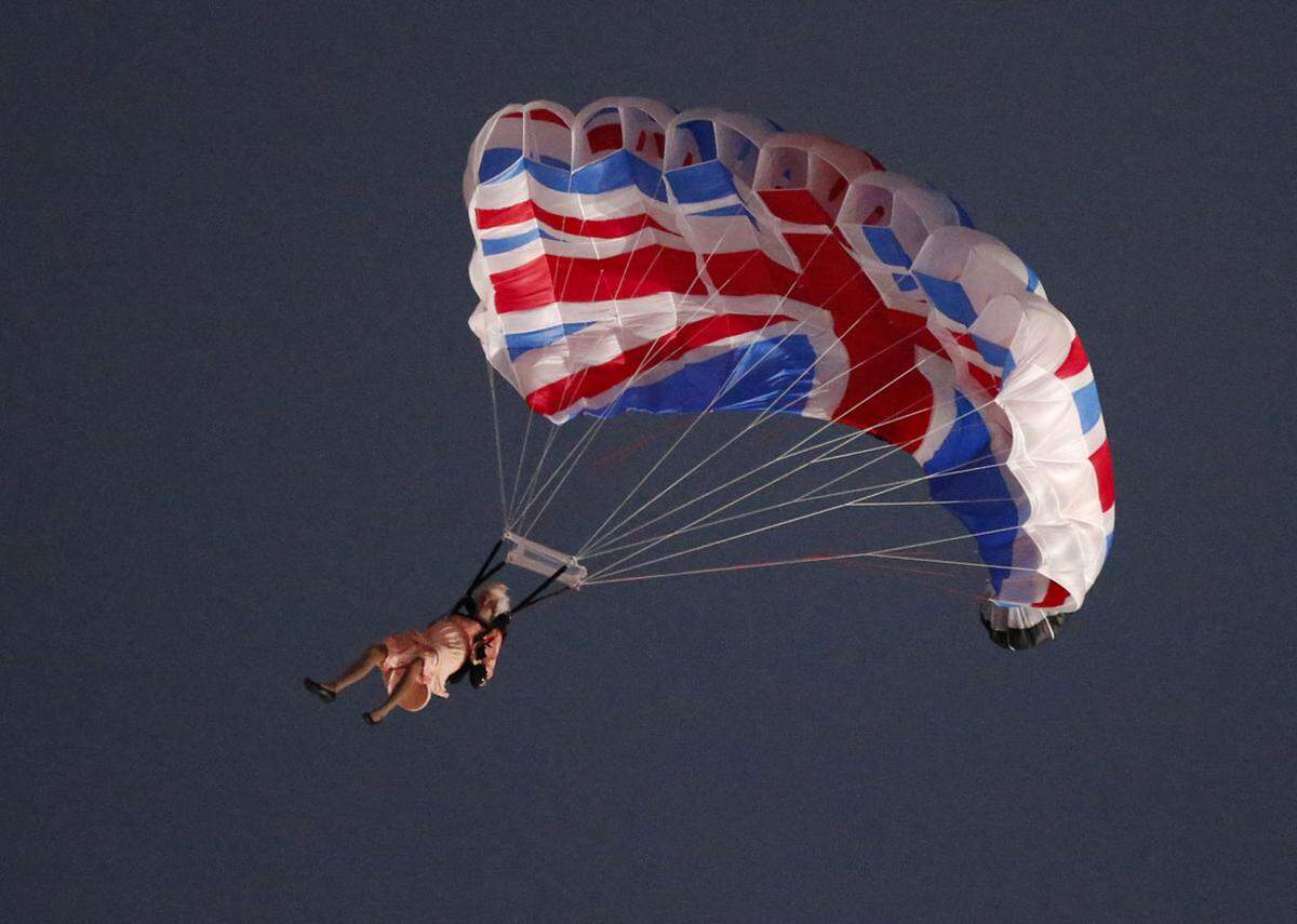 Eröffnung der Olympischen Spiele 2012, Bond-Darsteller Daniel Craig und die Queen springen mit dem Fallschirm über dem Stadion ab - auf dem Video. Dann erscheint die Monarchin leibhaftig in der Arena, die Zuschauer rasen, ein PR-Coup fürs Königshaus.