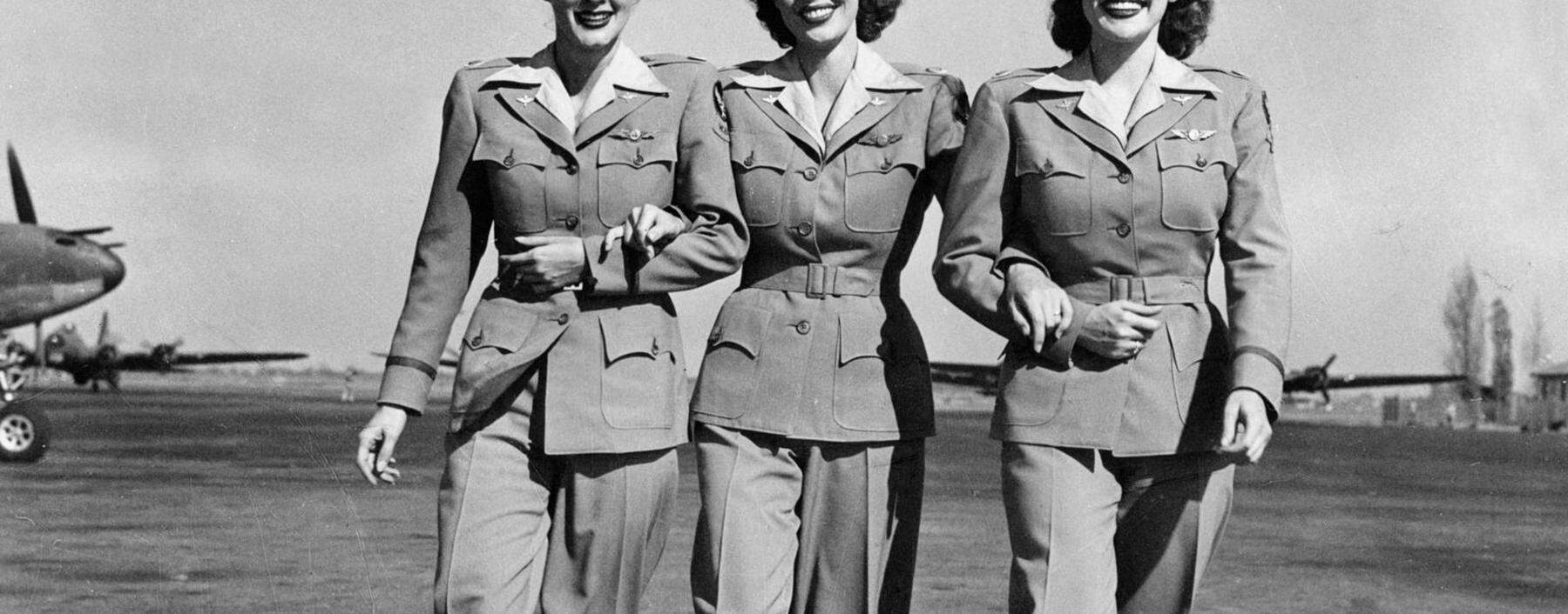 Virginia Cowles' Bestseller „Looking for Trouble“ wurde 1944 unter dem Titel „Ladies Courageous“ verfilmt. Im Bild die drei Hauptfiguren als Pilotinnen.