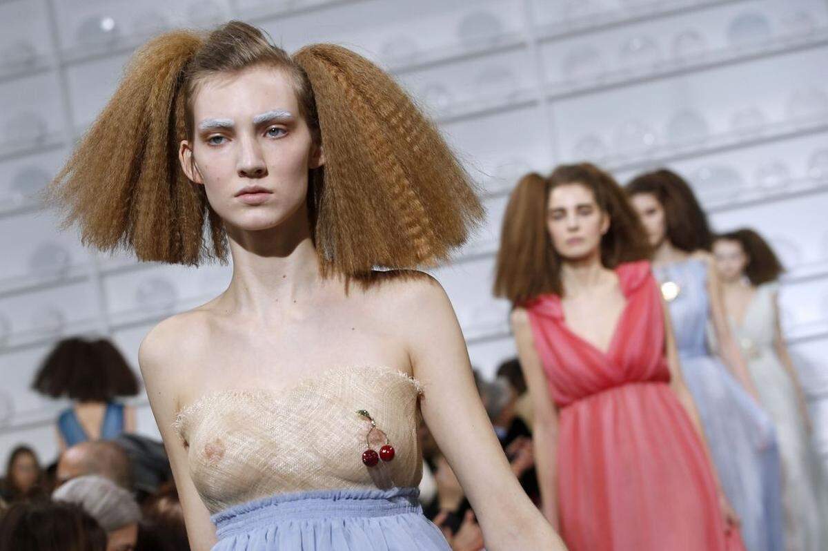 Mit Motiven aus der Küche hat Bertrand Guyon, Chefdesigner des Modehauses Elsa Schiaparelli, in Paris seine Haute-Couture-Kollektion für Frühjahr/Sommer 2016 präsentiert.