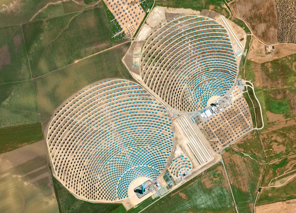 Sevilla/Spanien: Hunderte Spiegel reflektieren in den Solarkraftwerken bei Sevilla die eingestrahlte Sonnenenergie auf die Spitze eines Turms. Die dort entstehende Hitze von mehr als 1000 Grad wird zur Erzeugung elektrischer Energie genützt.