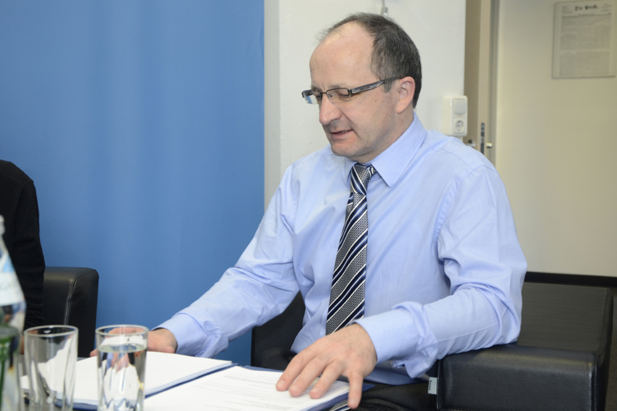 "Staaten sollen eine auf sie zugeschnittene eigenständige Finanzpolitik machen können. Die Deutschen stellen andere Ansprüche und Wünsche an den Staat wie beispielsweise die Italiener oder Spanier. Entscheidend ist, dass die nationale Finanzpolitik keine negativen Folgen für andere Staaten verursacht. Das ist die Aufgabe des Fiskalpakts, der die Schuld reduzieren soll."