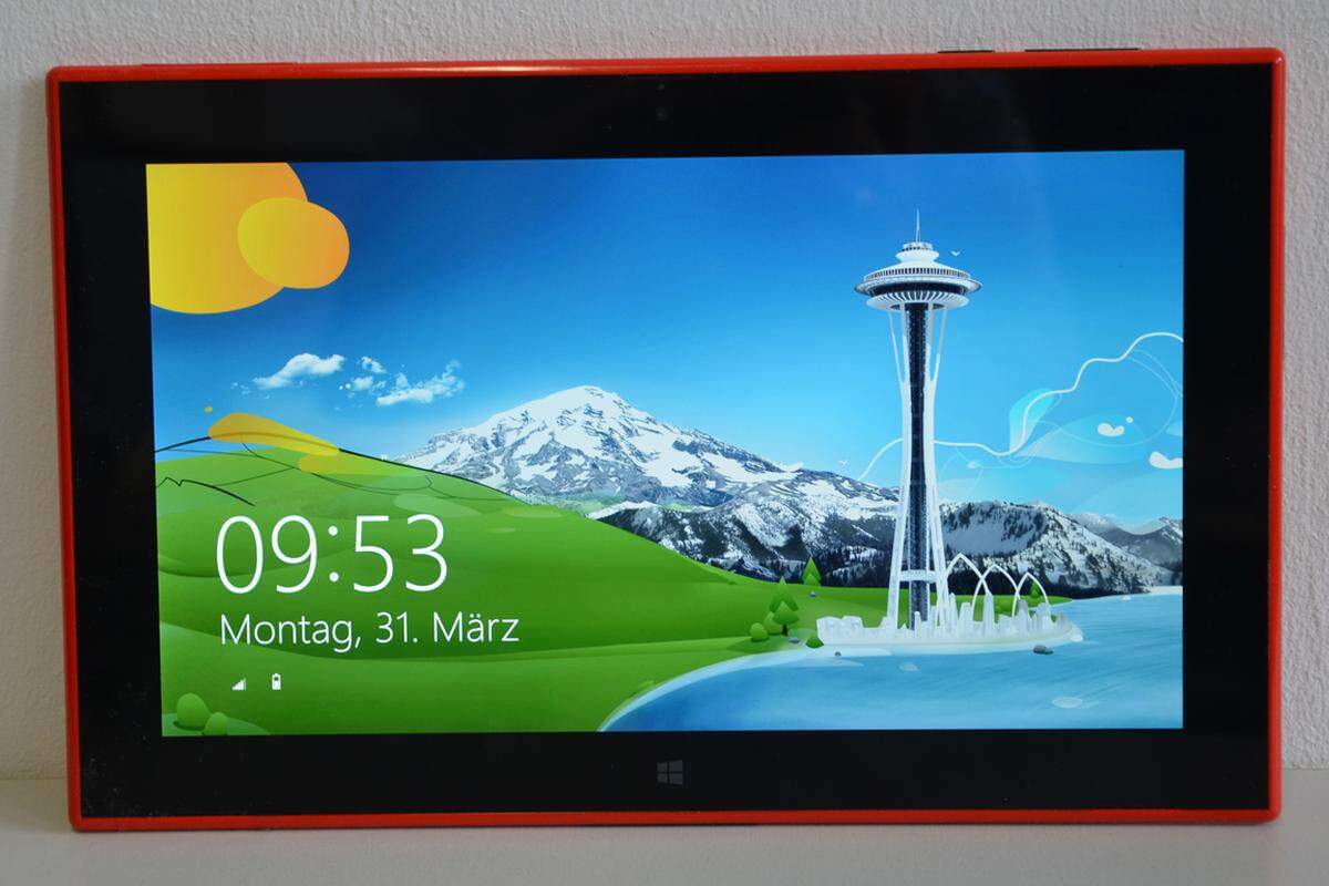 Lange hat sich der Handyhersteller Nokia mit einem Einstieg in den Tablet-Markt geziert. Viel zu lange, meinen die einen - der verpasste Smartphone-Zug hätte Nokia eine Lehre sein müssen. Fast noch zu früh, meinen die anderen - denn Microsofts Windows muss als Tablet-System noch reifen. Lohnt sich ein Kauf des auffälligen Tablet-Exoten? DiePresse.com hat das Gerät ausprobiert.