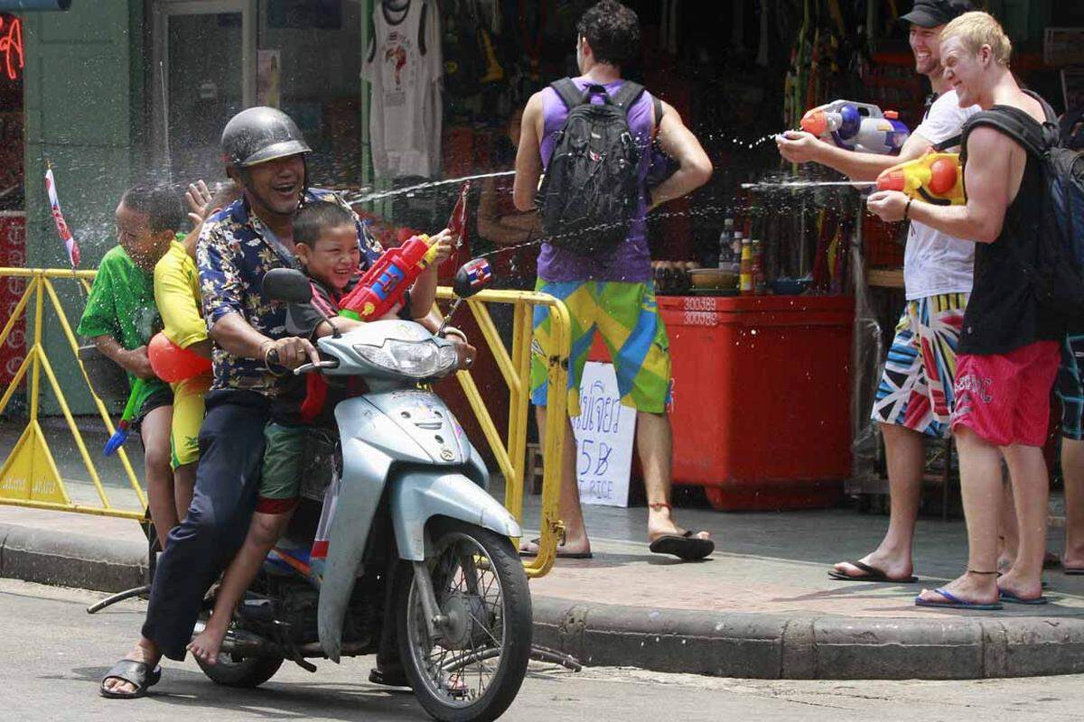 In Thailand beginnt zu Ostern der Jahreszyklus von Neuem. Zwischen dem 13. und 15. April wird das Fest Songkran gefeiert. Geneigte Touristen dürfen sich auf ein paar erfrischende Duschen freuen.