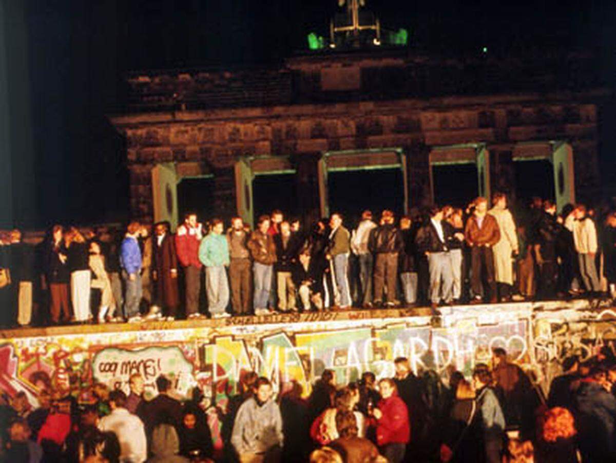 Der Tag, der Geschichte schreibt: Am 9. November 1989 feiern tausende Menschen am Brandenburger Tor in Berlin die Öffnung der Mauer. "Im Umgang mit Superlativen ist Vorsicht geboten, sie nutzen sich leicht ab. Doch heute Abend darf man einen riskieren: Dieser neunte November ist ein historischer Tag", kommentierte die ARD in den Abendnachrichten.