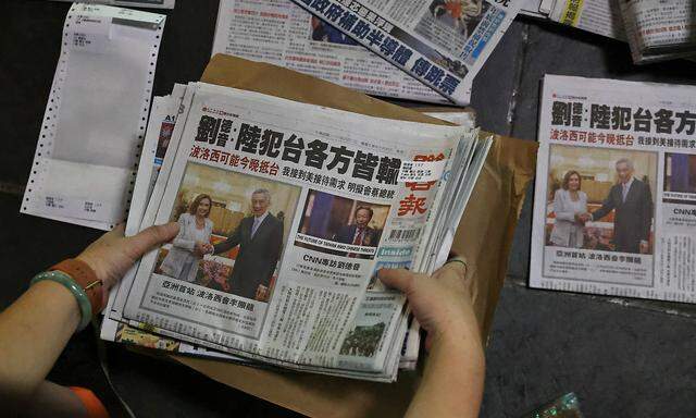 Eine Zeitung in Taipeh am Dienstag