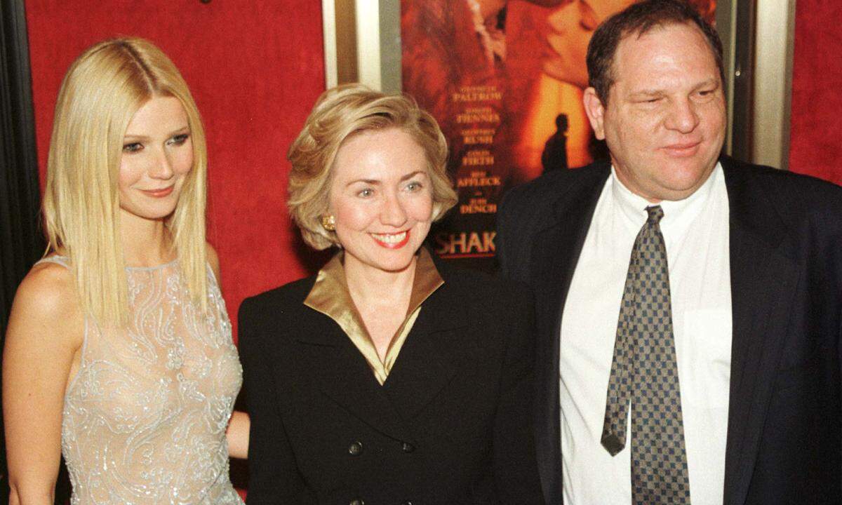 Gwyneth Paltrow verdankt Harvey Weinstein ihren großen Durchbruch: Er war es, der sie 1996 in der Jane-Austen-Verfilmung "Emma" besetzte. Doch kurz vor den Dreharbeiten lernte Paltrow den Preis dafür kennen. In einem Hotelzimmer in Beverly Hills fasste er die damals 22-Jährige an und schlug vor, sich im Schlafzimmer gegenseitig zu massieren. Gwyneth Paltrow 1998 bei der Premiere von "Shakespeare in Love" mit der damaligen First Lady Hillary Clinton und Harvey Weinstein (r.).