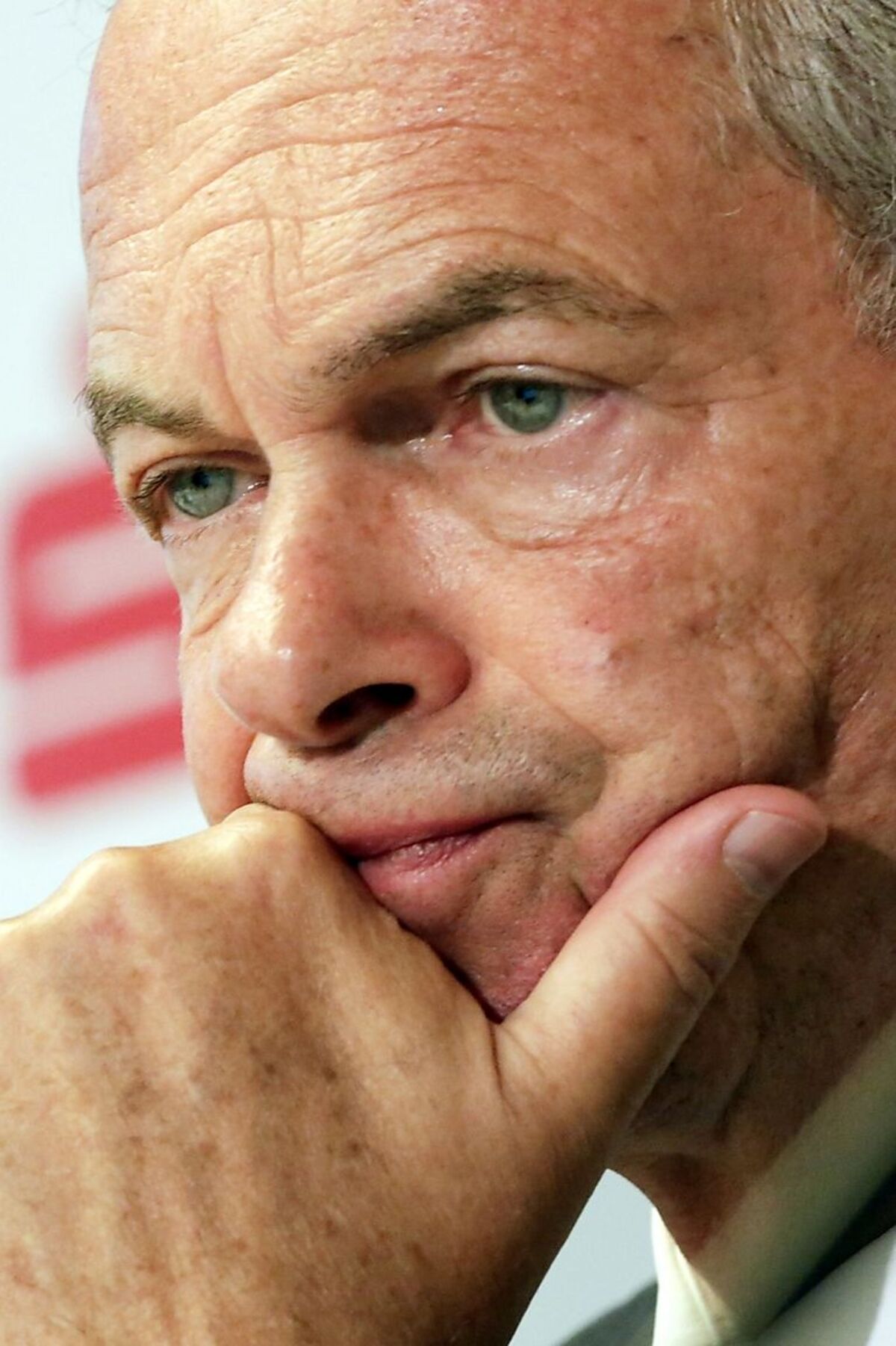 "Endlich ist der Wahlkampf mit seinen großteils absurden Ideen vorbei. Jetzt geht es darum, Österreich zu reformieren – bei Bildung und in der Verwaltung – und die internationale Wettbewerbsfähigkeit unseres Landes wieder zu verbessern. Wir müssen wieder für all jene Menschen attraktiv werden, die hier investieren wollen. Dazu gehört zuallererst ein Steuersystem, das Unternehmen nicht benachteiligt (etwa mit der Bankensteuer) und den Bürgern mehr Geld auf dem Lohnzettel lässt."