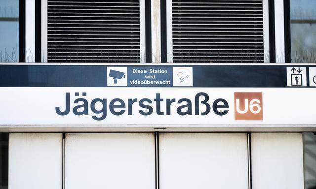 Vor der U6-Station Jägerstraße wurde voriges Jahr ein algerischer Drogenhändler, laut Anklage, von vier Landsleuten „zerhackt“.