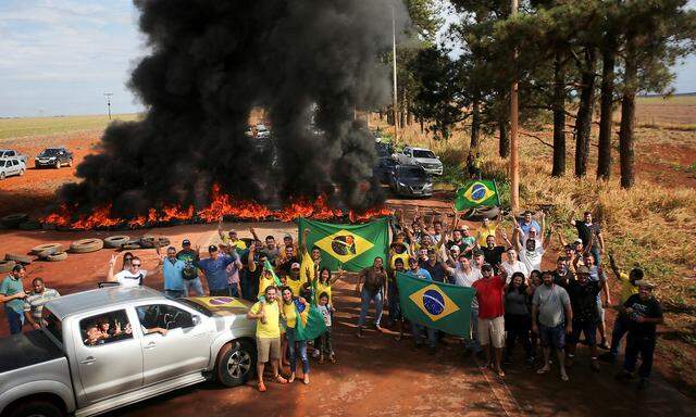 Bolsonaro-Anhänger am Montag bei der Blockade einer Straße in Planaltina.