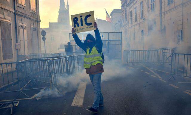Landesweit kam es bei den wieder erstarkenden Protesten Zehntausender Gelbwesten zu Zusammenstößen zwischen Demonstranten und Polizei. 
