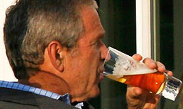 Bush 2007 bei einem alkoholfreien Bier in Deutschland.
