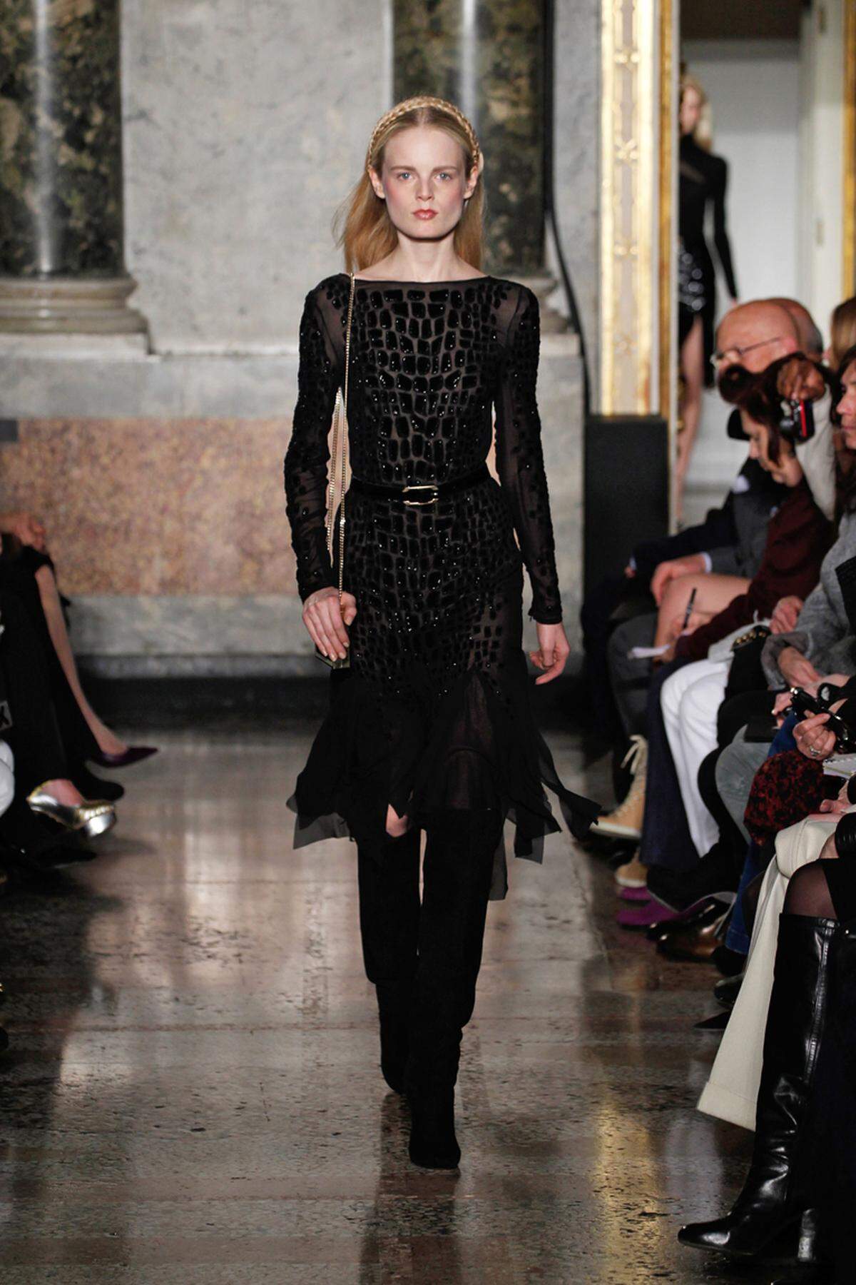 Samtapplikationen und Pailletten finden sich auf dem Kleid von Emilio Pucci.