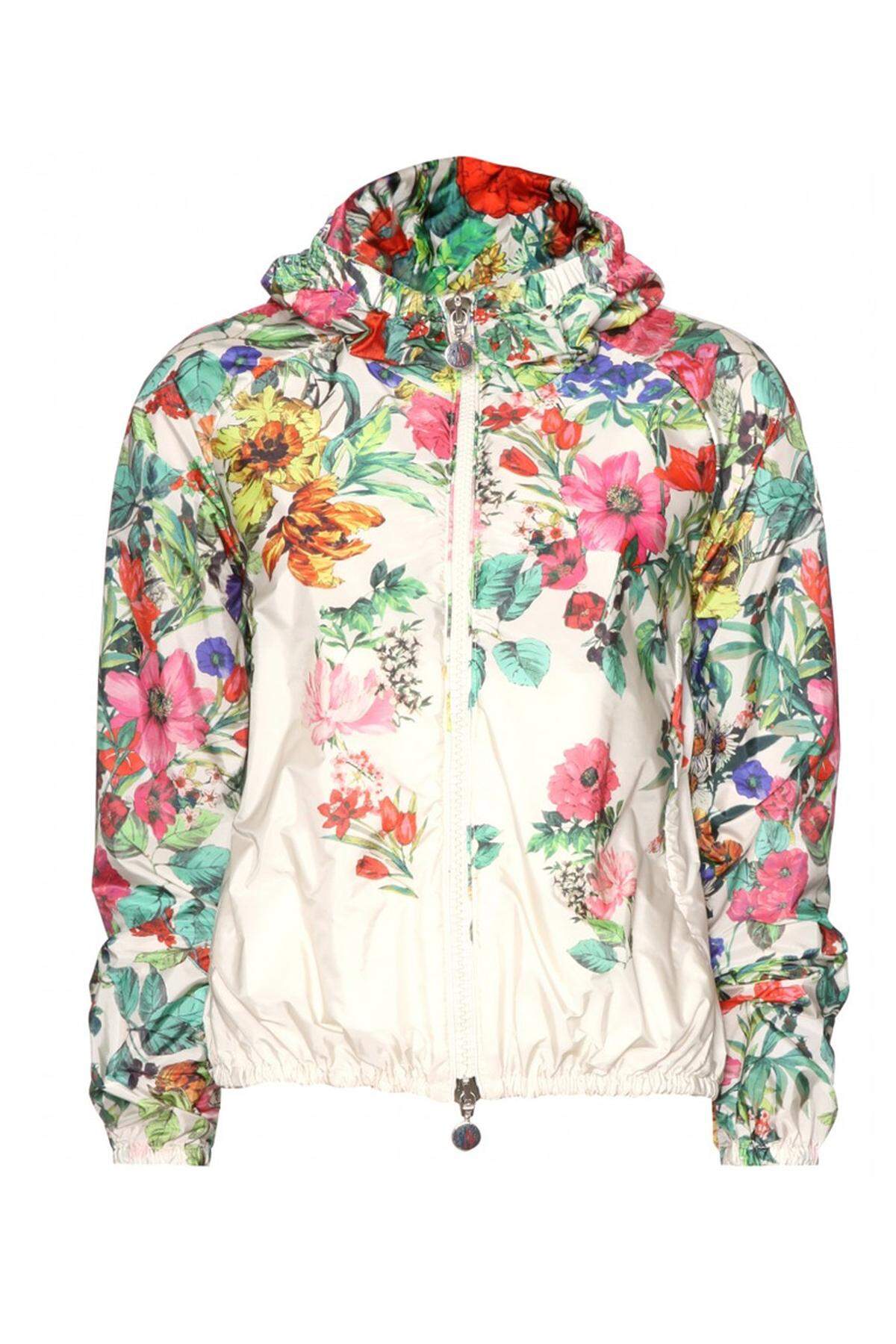 Für diese leichte Outdoor-Jacke von Moncler muss man in die Tiefen seiner Geldbörsen vordringen (540 Euro), allerdings bekommt man ein buntes Blumenmeer als Zugabe.