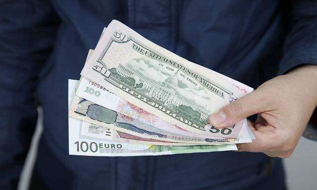 Dollar Yuan Rubel Yen und Euro Geld Dollar Yuan Rubel Yen und Euro Geld