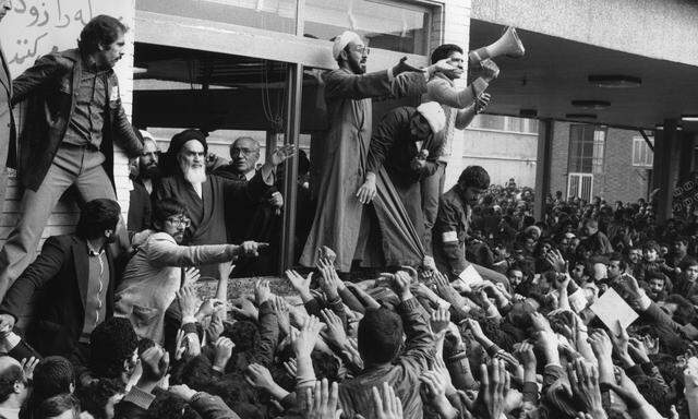 Die Menge begrüßte Khomeini auch am zweiten Tag nach seiner Rückkehr in den Iran – am Vormittag die Männer, am Nachmittag die Frauen.