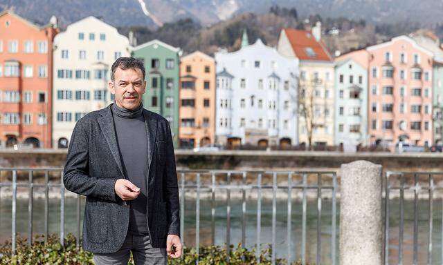 Bürgermeisterkandidat Georg Willi vor der historischen Häuserfassade von St. Nikolaus in Innsbruck.