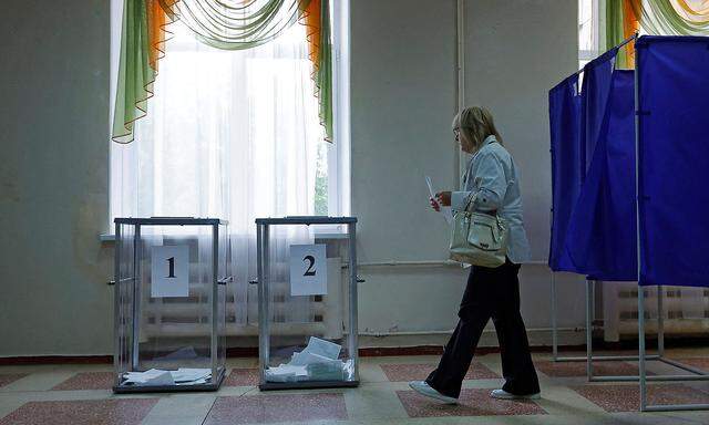 Durchsichtige Wahlurnen, keine Kuverts für den Stimmzettel - die Referenden in den besetzten Gebieten der Ostukraine laufen nach einem aus Putins Sicht bewährten Muster ab.