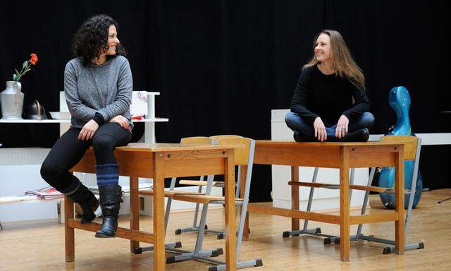  Claudia Kottal (l.) und Anna Kramer bringen mit der tragikomischen „Familie Tót“ ihr erstes Stück auf die Bühne des Off-Theaters.