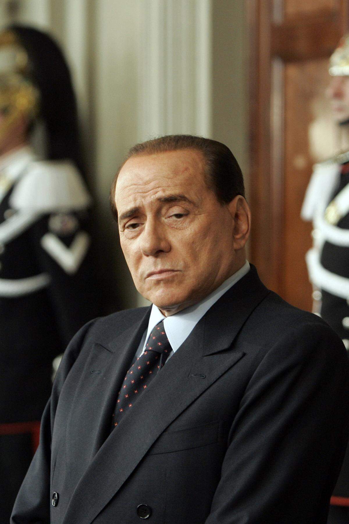 Bei dem Verfahren geht es um den Verdacht auf Betrug und Unterschlagung beim Kauf von Filmrechten für Berlusconis Medienkonzern Mediaset in den 1990er-Jahren. Berlusconi und rund einem Dutzend Mitangeklagten werden unter anderem Bilanzfälschung und Steuerbetrug vorgeworfen. Mediaset soll Filmrechte über Firmen in Steueroasen gekauft haben. Den italienischen Finanzbehörden sollen überhöhte Kaufpreise angegeben worden sein, um Steuern zu sparen.