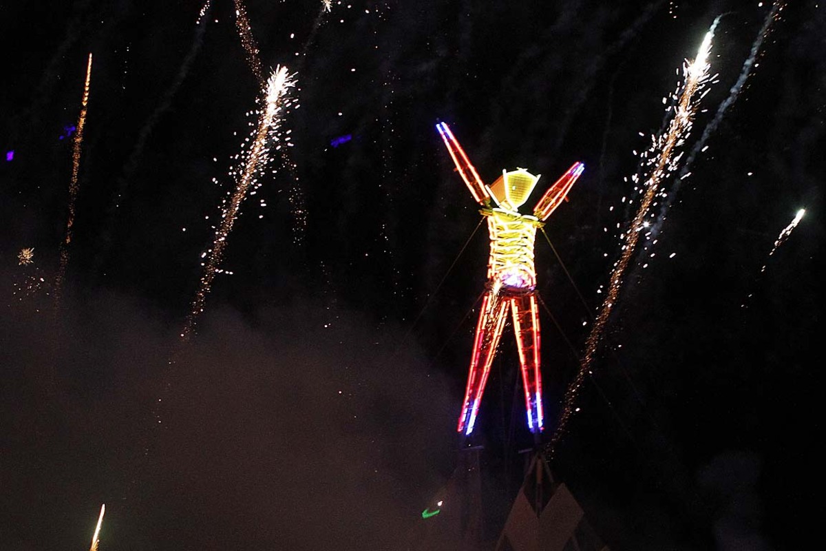 17 Meter war er hoch, dann wurde die Holzstatue "The Man" ein Raub der Flammen: Zum 25. Mal haben sich 50.000 Hippies, Freaks und Künstler in der Black Rock Wüste in Nevada zum "Burning Man"-Festival getroffen.