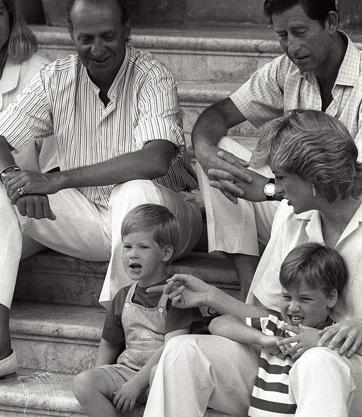 Ein besonders abenteuerliches Gerücht sagte dem König sogar nach, 1986 während eines gemeinsamen Familienurlaubs Lady Diana, die damalige Fürstin von Wales, umgarnt zu haben.