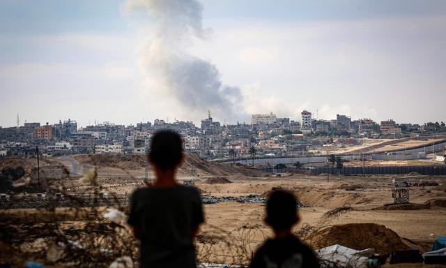 Am Foto: Nach einem israelischen Luftangriff östlich von Rafah im Gazastreifen steigt Rauch auf. 