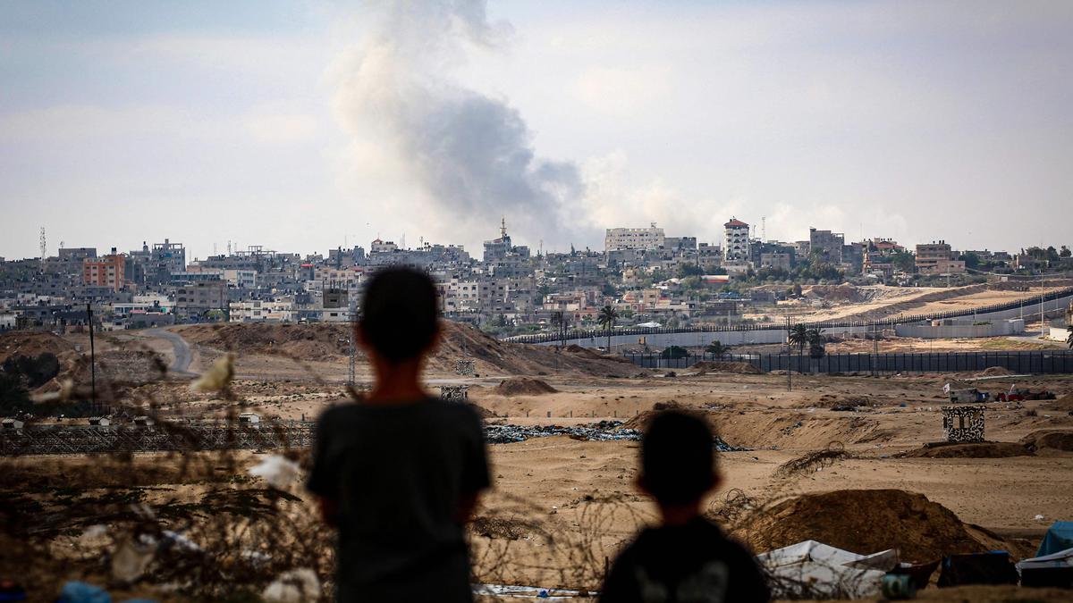 Am Foto: Nach einem israelischen Luftangriff östlich von Rafah im Gazastreifen steigt Rauch auf. 