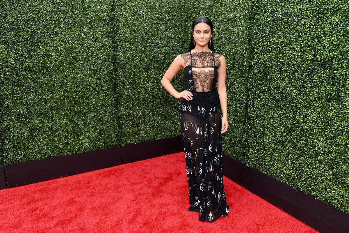 Camila Mendes im Abend-Negligee von Elisabetta Franchi.