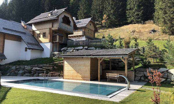 Almdorf Seinerzeit in Bad Kleinkirchheim: Auf zwei Nockberg-Plateaus finden sich hier Hütten und Chalets, die neben einer Zweitwohnsitzbewilligung über Zugang zu einem Gästehaus, zum Service und der Gastronomie eines Hotels verfügt.