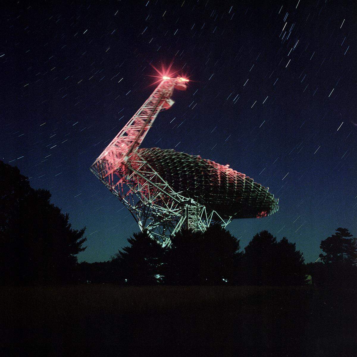 Der 1979 in Linz geborene Kranzler stellt Menschen in den Vordergrund, das Hauptinteresse des aus Arizona kommenden Wahl-Salzburger Phelps gilt der zivilisatorischen Landschaft. Die strahlenfreie Umgebung um das Green Bank Teleskop bietet beides. G.B.T. (Green Bank Telescope) ist mit 100 × 110m Durchmesser das größte vollbewegliche Radioteleskop der Welt, 2015