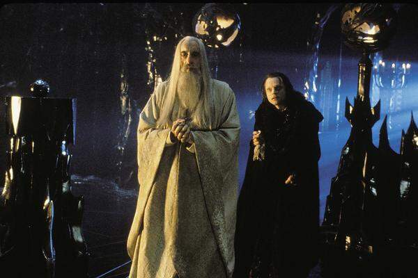 Als Saruman soll man ihn in Erinnerung behalten, sagte Christopher Lee im Jahr 2002. Am 7. Juni 2015 ist der britische Schauspieler 93-jährig in London gestorben. Er wurde für seine Darstellung von Bösewichten berühmt, als Krönung seiner Filmkarriere betrachtete er aber seine Rolle als Zauberer Saruman in den "Herr der Ringe"-Filmen. Seit der Erstveröffentlichung der Fantasy-Trilogie von J. R. R. Tolkien habe er sich gewünscht, einmal in einer Verfilmung mitspielen zu dürfen.