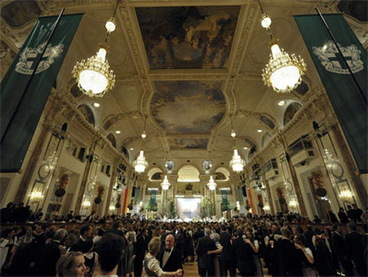 6600 Gäste drängten sich am Montag, den 30. Jänner, in den Hallen der Hofburg zum traditionellen Jägerball des Vereins Grünes Kreuz. Vermutlich seit fast einem Jahr ist der Ball ausverkauft und einige der Besucher mussten mehr für ihre Karte bezahlen, als andere.