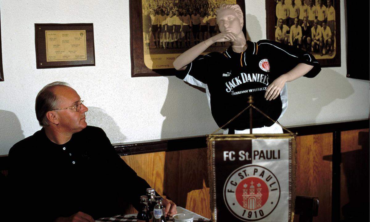 Auch St. Pauli betrieb Werbung für Alkohol. Der Schriftzug von Whiskey-Hersteller Jack Daniels zierte um die Jahrtausendwende das Trikot der Hamburger.