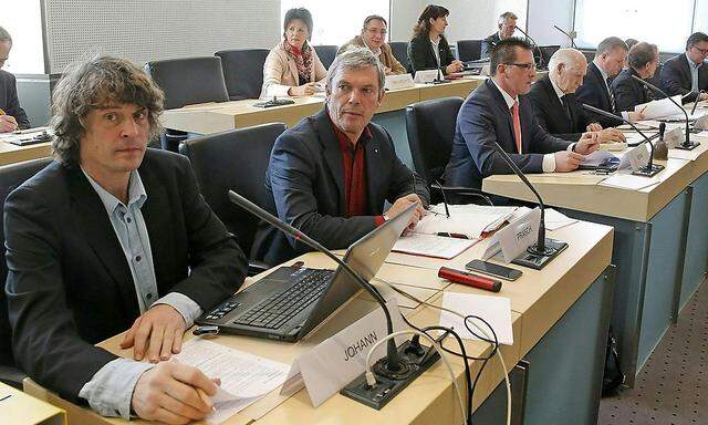 Abgeordnete des HCB-Untersuchungsausschusses. 1. R. v. l.: Michael Johann (Grüne), Hartmut Prasch (Team Stronach), Wilhelm Korak (BZÖ). 