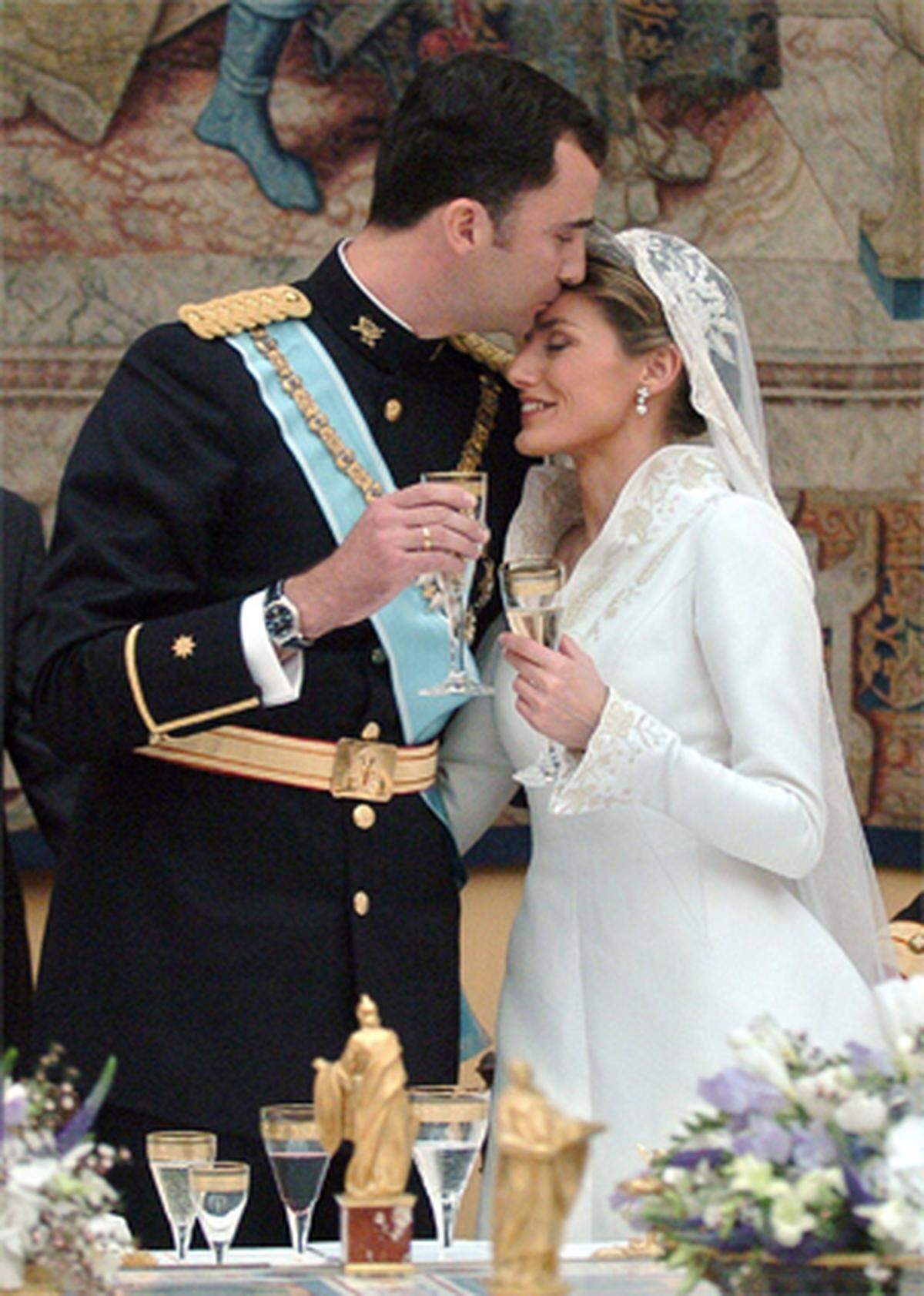 Der spanische Kronprinz Felipe und die frühere TV-Moderatorin Letizia Ortiz schließen in der Madrider Almudena-Kathedrale die Ehe. Felipe ist der erste Königssohn in der spanischen Geschichte, der eine Bürgerliche heiratet und nicht auf die Thronrechte verzichten muss.