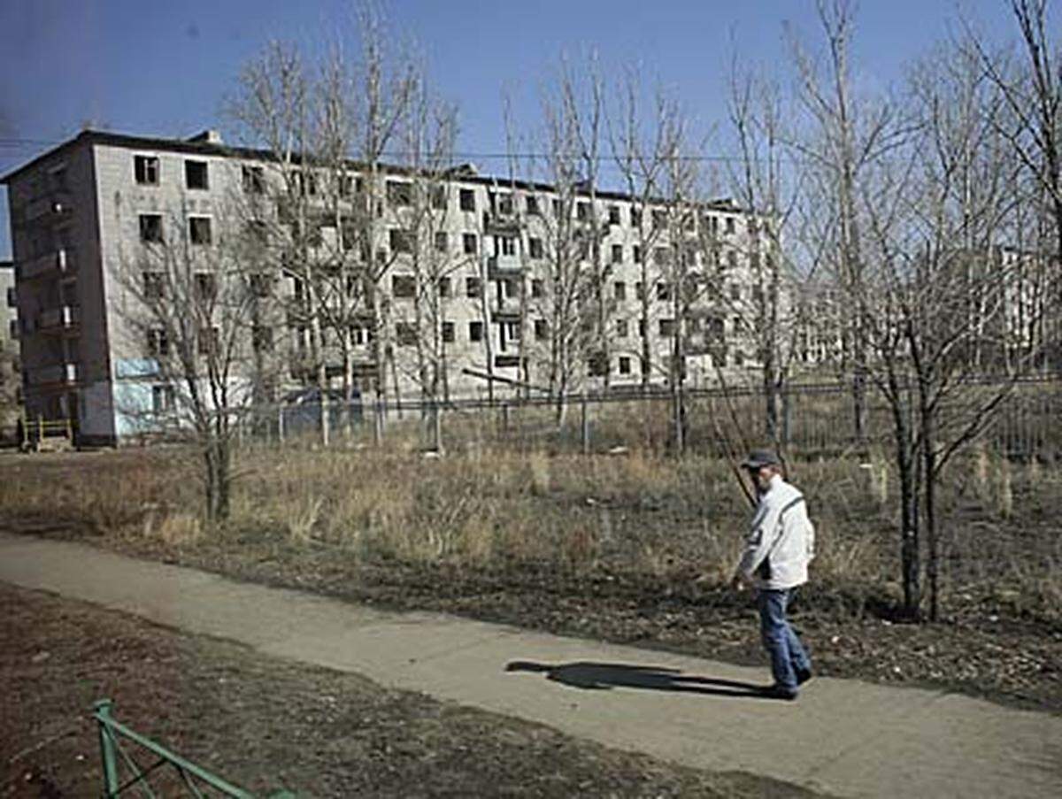 Heute ist Kurtschatov eine Geisterstadt. Von rund 50.000 Einwohnern ist nur ein Fünftel geblieben. Viele Häuser stehen leer, die Fenster sind vernagelt.Kairat Kadyrzhanov, Direktor des Nuklearzentrums, sagt, dass fünf Prozent des ehemaligen Testgeländes noch immer "schwer verstrahlt" seien.