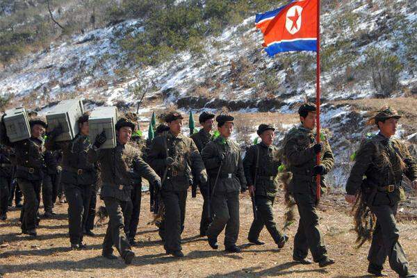 Daten zur Armee Nordkoreas beruhen hauptsächlich auf Schätzungen. Sicher ist: Pjöngjang hat eine der zahlenmäßig größten Armeen der Welt. Rund 1,19 Millionen Soldaten stehen im aktiven Dienst.