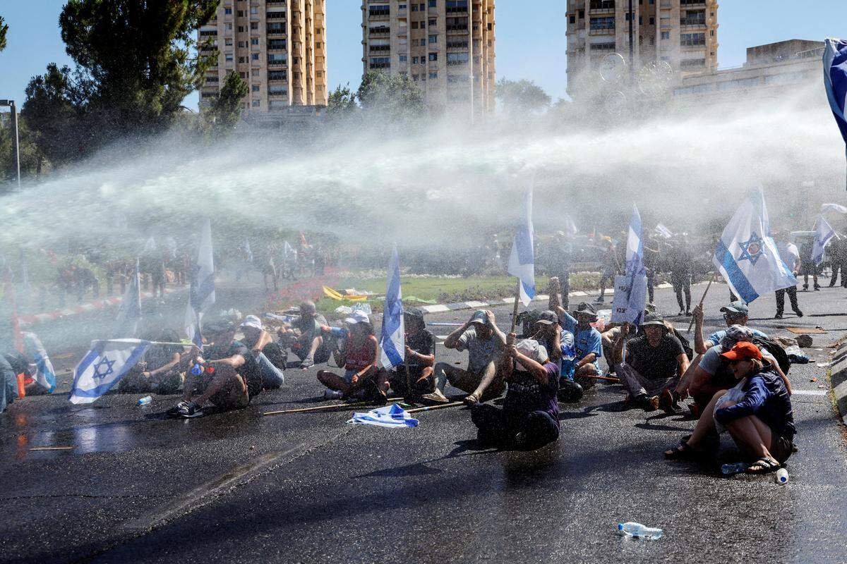 Die Polizei setzt Wasserwerfer gegen Demonstranten ein.