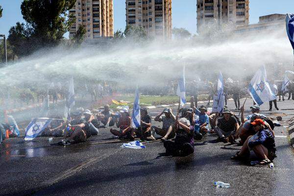 Die Polizei setzt Wasserwerfer gegen Demonstranten ein.