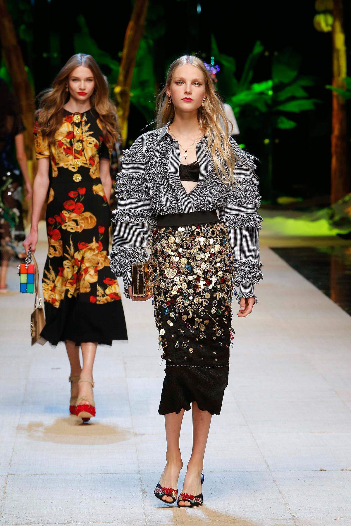Dolce & Gabbana bringt durch Muster noch mehr Leben ins Spiel.